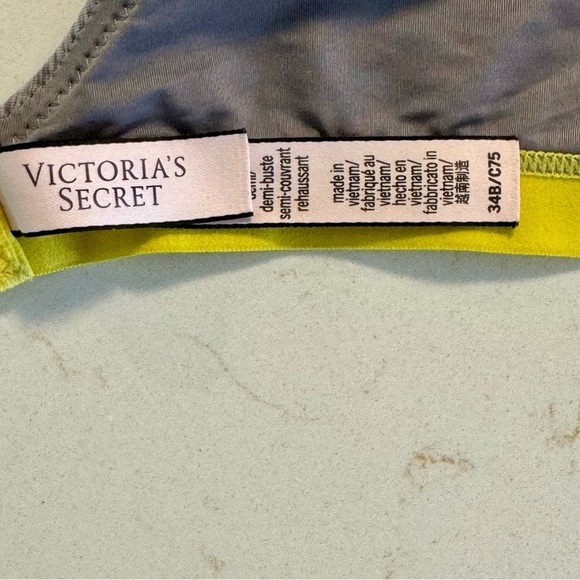 𝅺Victoria’s Secret Uplift Semi Demi bra 34B - Picture 8 of 9